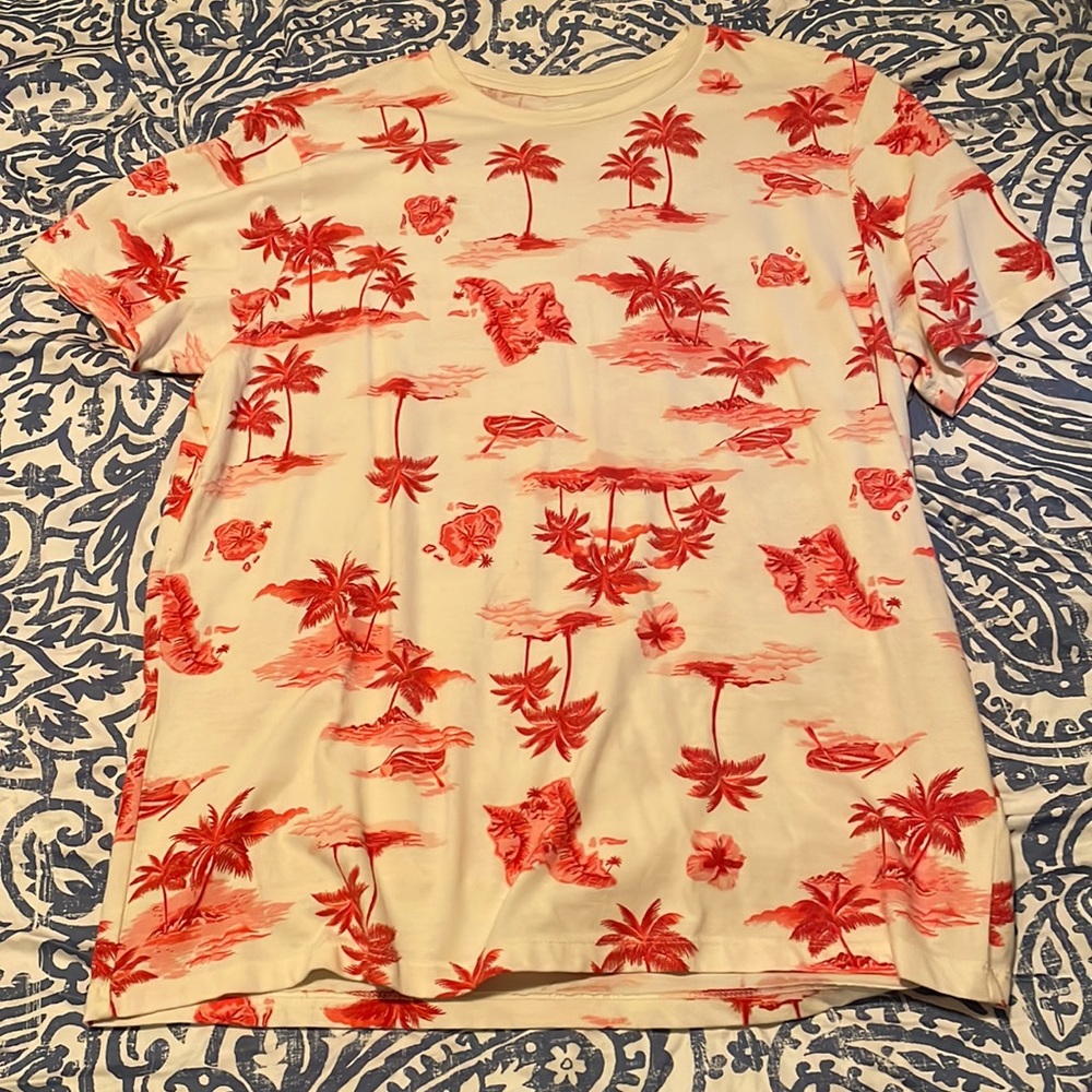 Old Navy Mens Hawaiian pattern t-shirt.